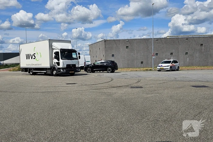 Bestuurder van bestelbus botst op vrachtwagen