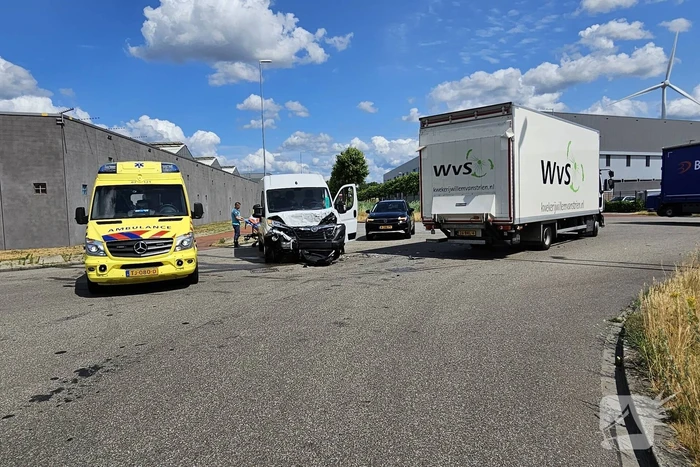 Bestuurder van bestelbus botst op vrachtwagen