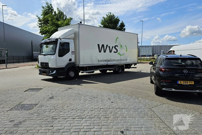 Bestuurder van bestelbus botst op vrachtwagen