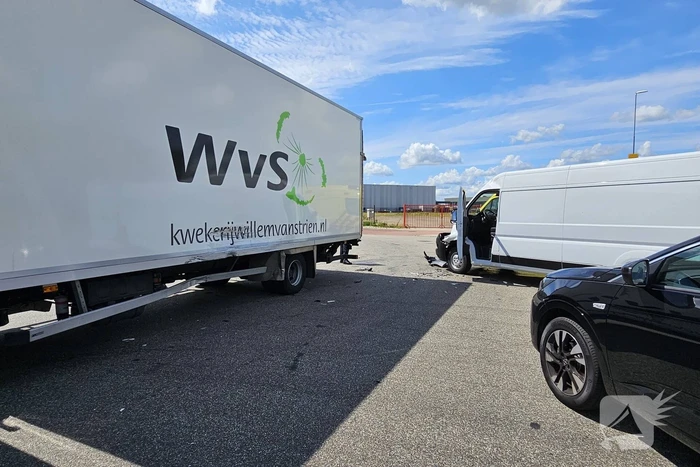 Bestuurder van bestelbus botst op vrachtwagen