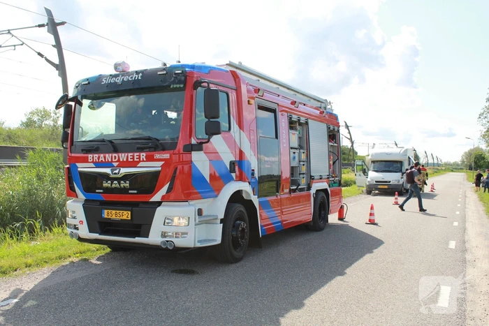 Camper vat vlam tijdens het rijden