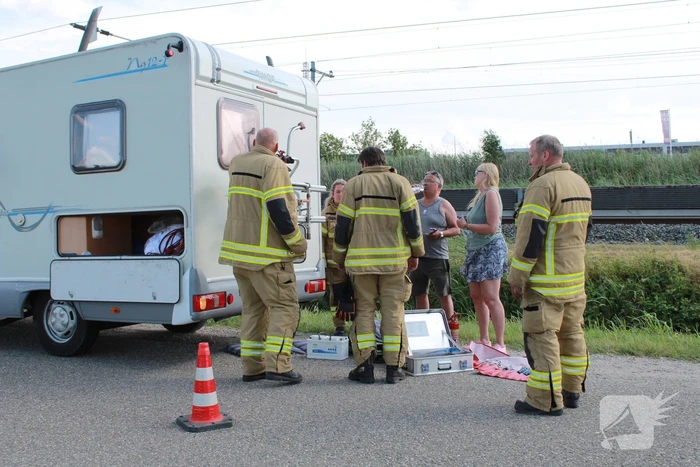 Camper vat vlam tijdens het rijden
