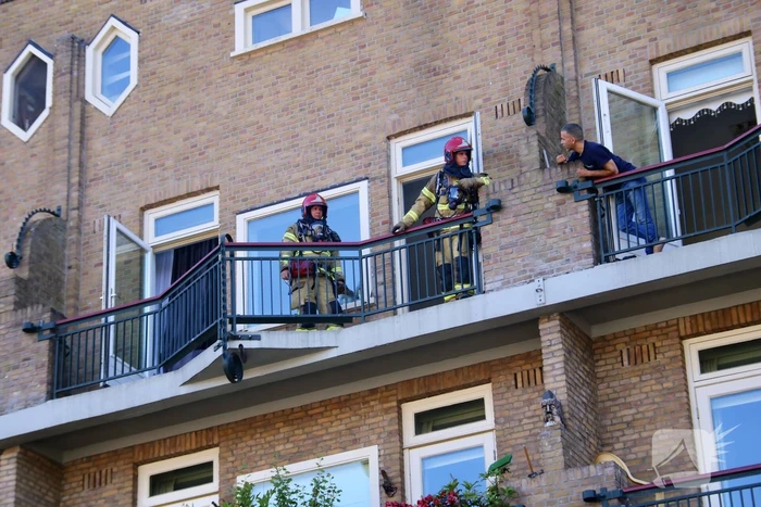 Bewoners vluchten naar dakterras bij brand