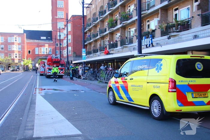 Bewoners vluchten naar dakterras bij brand