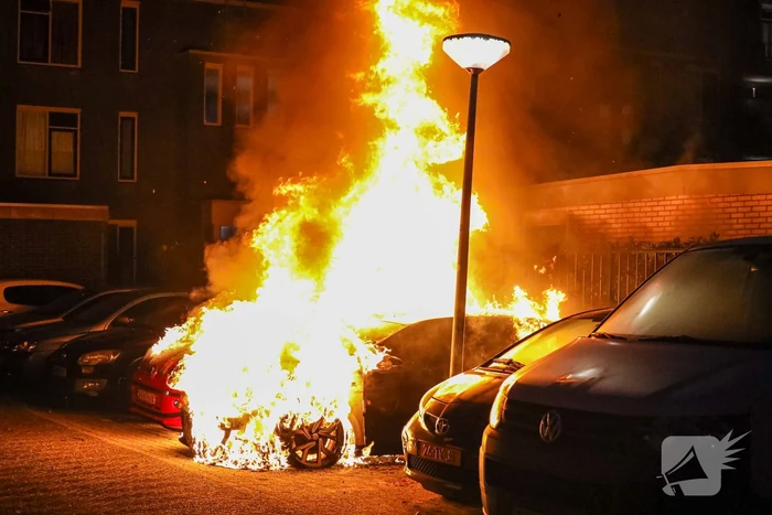 Twee geparkeerd auto's verwoest door brand