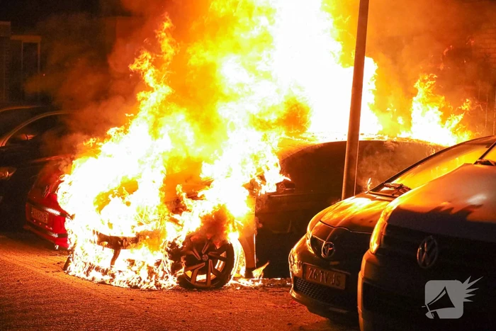 Twee geparkeerd auto's verwoest door brand