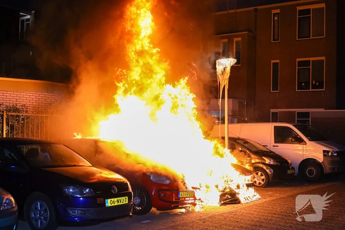 Twee geparkeerd auto's verwoest door brand