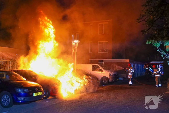 Twee geparkeerd auto's verwoest door brand