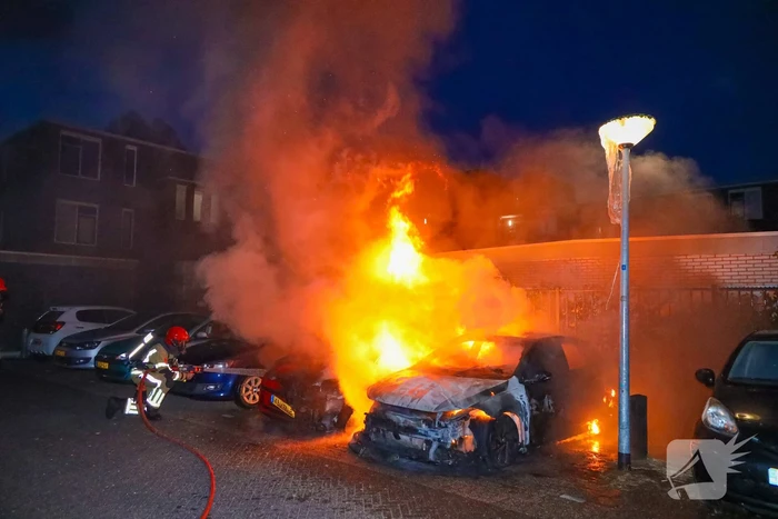 Twee geparkeerd auto's verwoest door brand