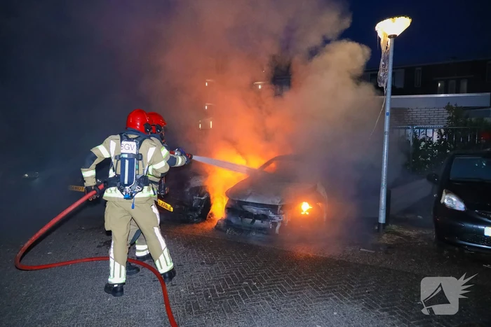 Twee geparkeerd auto's verwoest door brand
