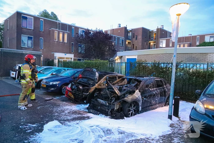 Twee geparkeerd auto's verwoest door brand