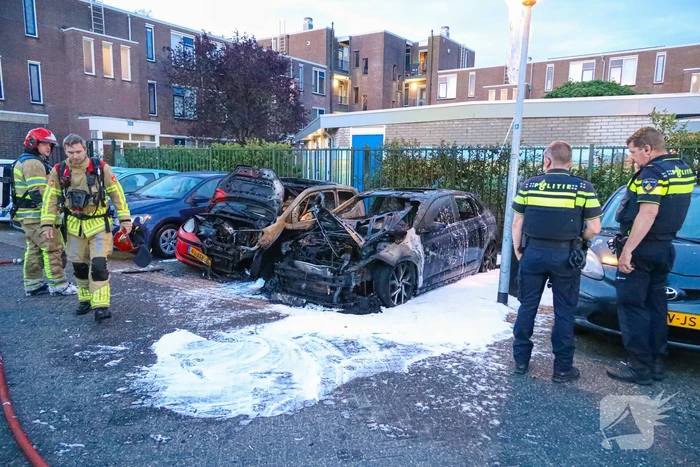 Twee geparkeerd auto's verwoest door brand