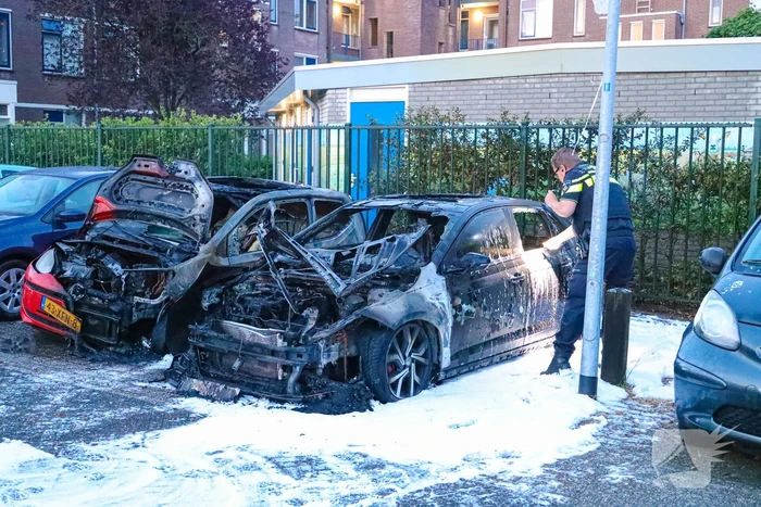 Twee geparkeerd auto's verwoest door brand