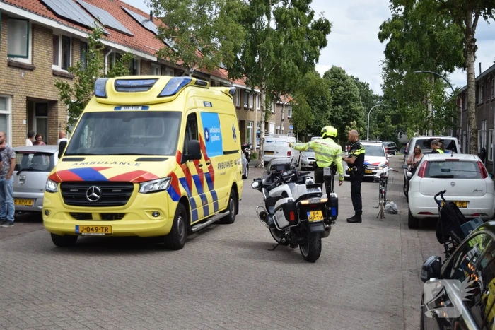 Jonge dame op fiets gewond bij botsing