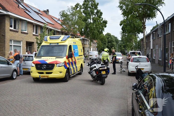 Jonge dame op fiets gewond bij botsing