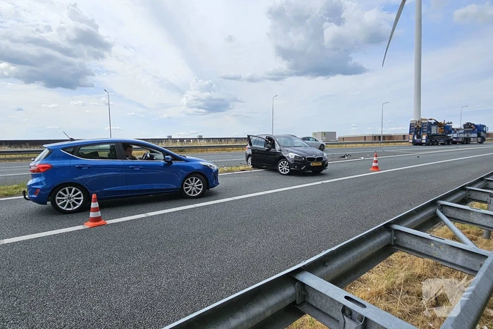 Bestelbus knalt achterop personenwagen