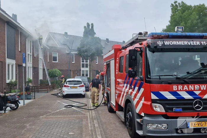 Brandweer sloopt dak bij brand