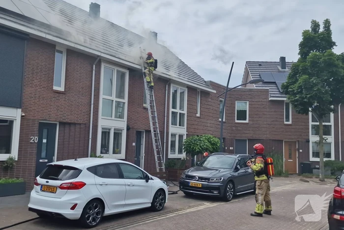 Brandweer sloopt dak bij brand