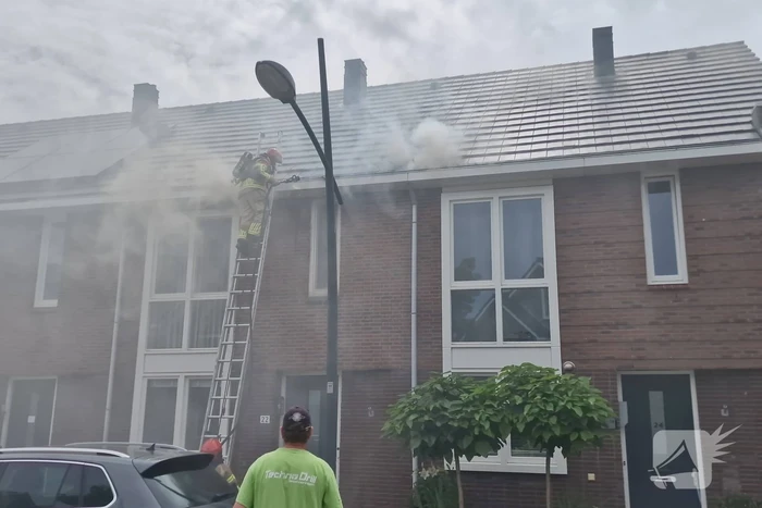 Brandweer sloopt dak bij brand