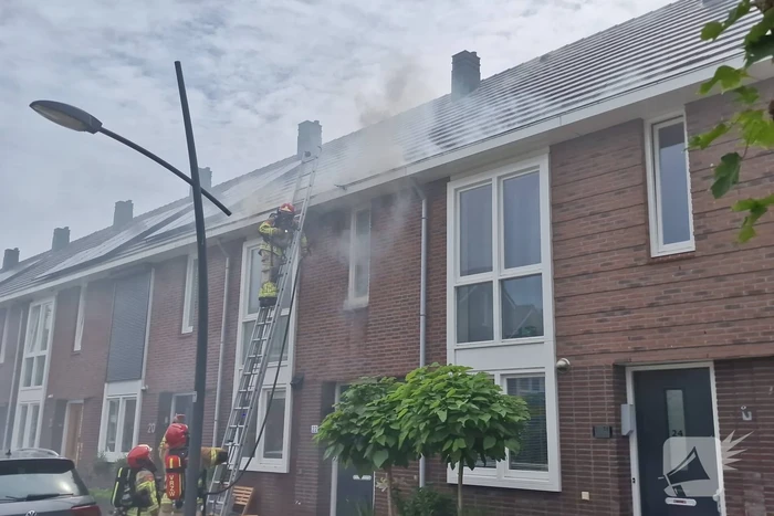 Brandweer sloopt dak bij brand