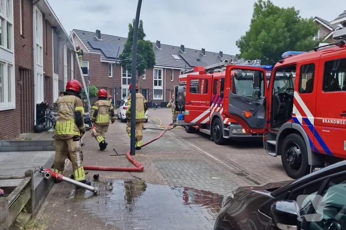 Brandweer sloopt dak bij brand
