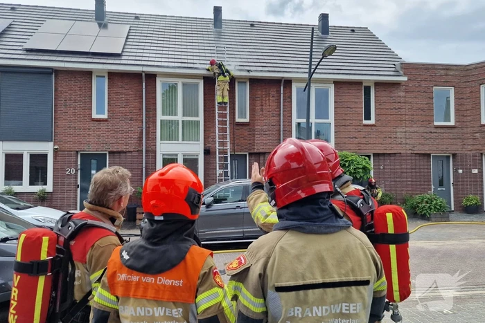 Brandweer sloopt dak bij brand