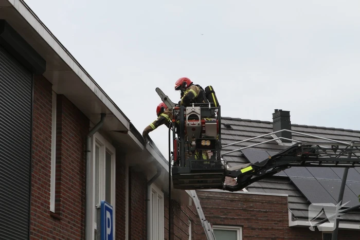 Brandweer sloopt dak bij brand