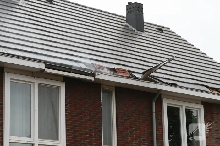 Brandweer sloopt dak bij brand