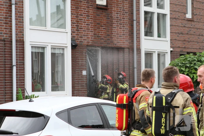Brandweer sloopt dak bij brand