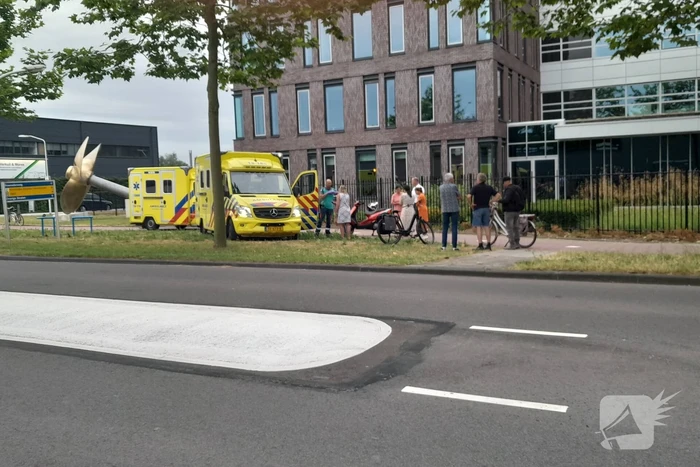 Gewonden na aanrijding tussen fietser en scooterrijder