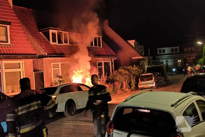 Geparkeerde auto vat vlam