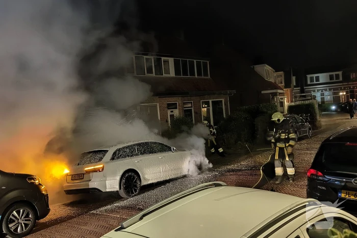 Geparkeerde auto vat vlam