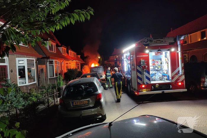 Geparkeerde auto vat vlam