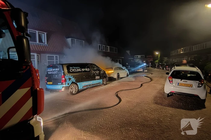 Geparkeerde auto vat vlam