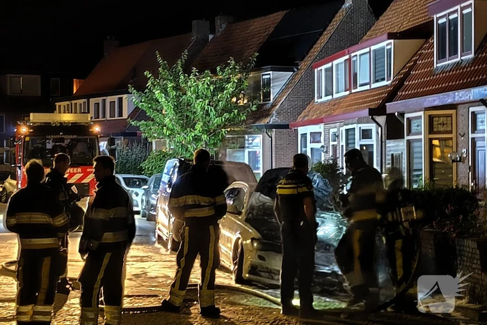 Geparkeerde auto vat vlam