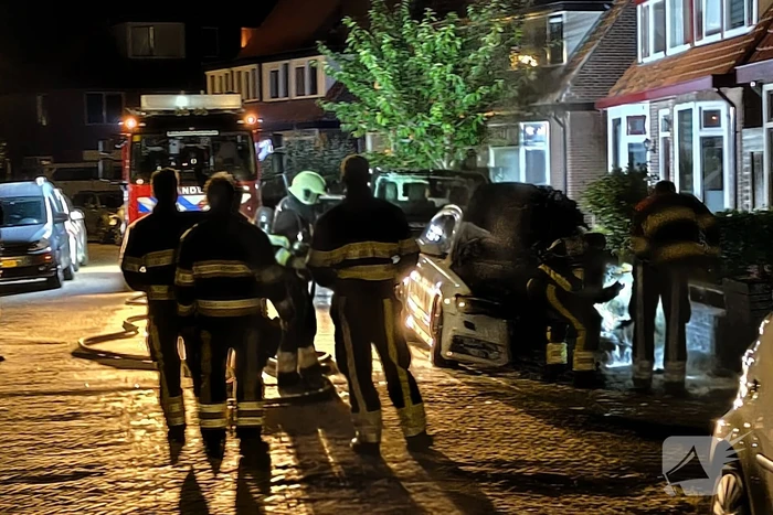 Geparkeerde auto vat vlam