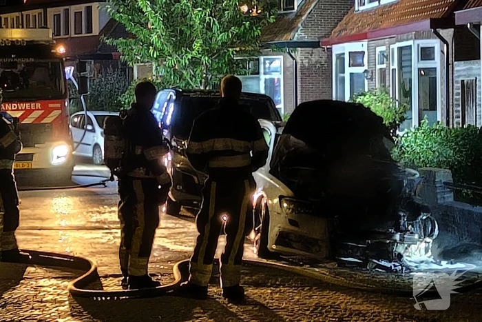 Geparkeerde auto vat vlam