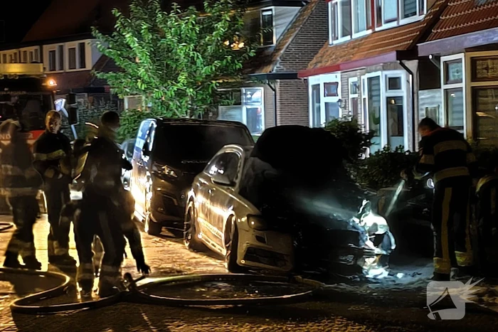Geparkeerde auto vat vlam