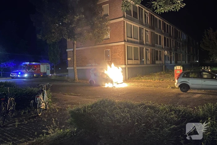 Opnieuw geparkeerde voertuig in brand