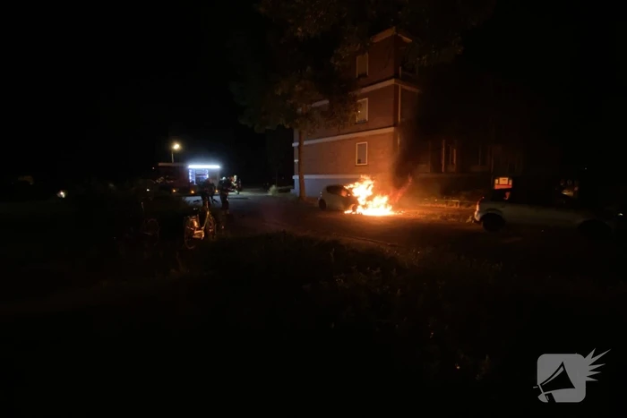 Opnieuw geparkeerde voertuig in brand