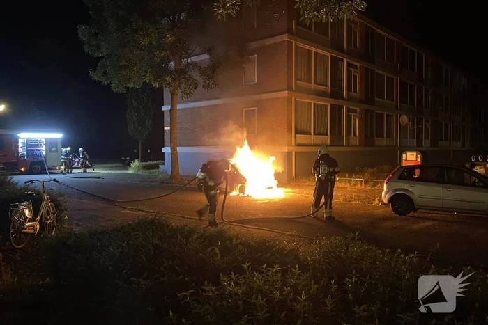 Opnieuw geparkeerde voertuig in brand