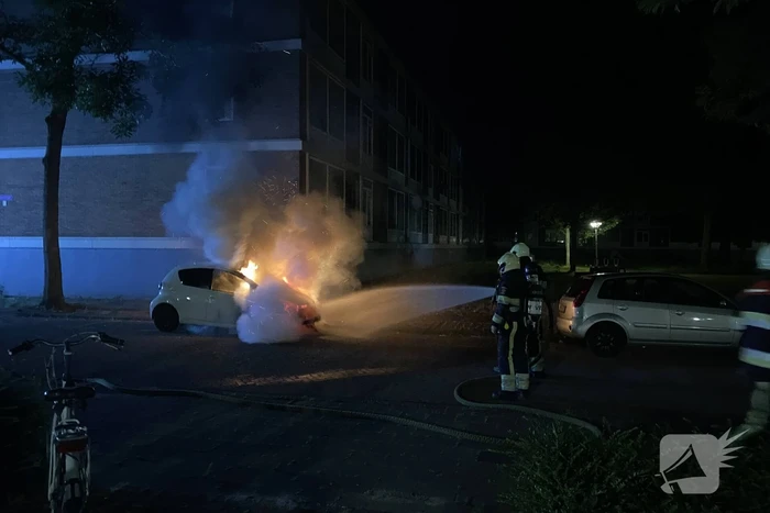 Opnieuw geparkeerde voertuig in brand