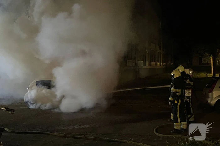 Opnieuw geparkeerde voertuig in brand