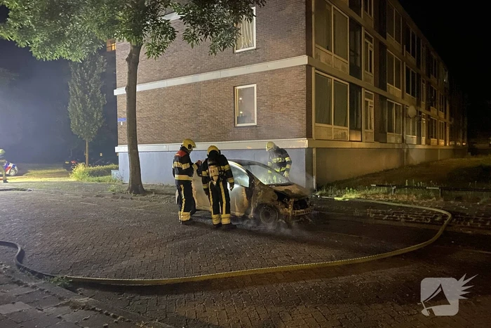 Opnieuw geparkeerde voertuig in brand