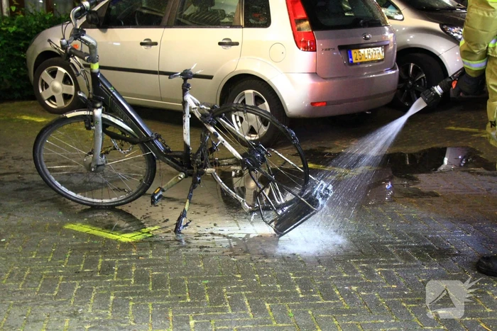 Scootmobiel en elektrische fiets vatten vlam in woning