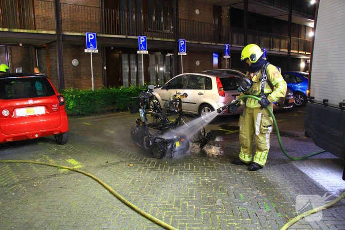 Scootmobiel en elektrische fiets vatten vlam in woning