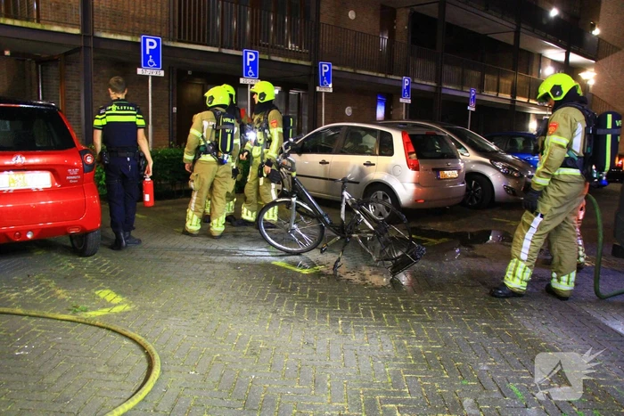 Scootmobiel en elektrische fiets vatten vlam in woning