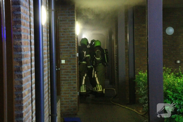 Scootmobiel en elektrische fiets vatten vlam in woning