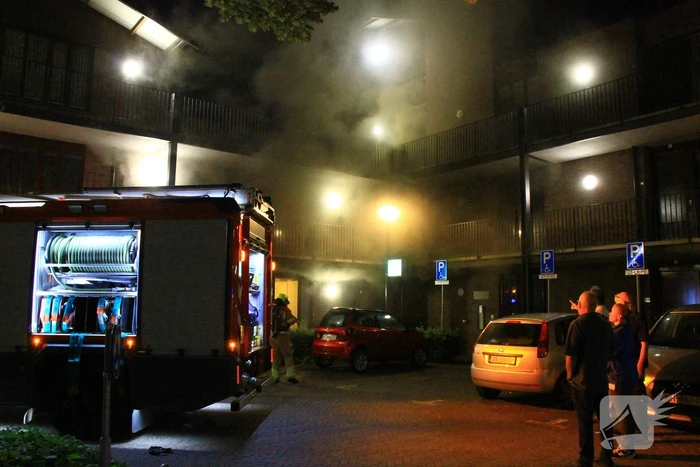 Scootmobiel en elektrische fiets vatten vlam in woning