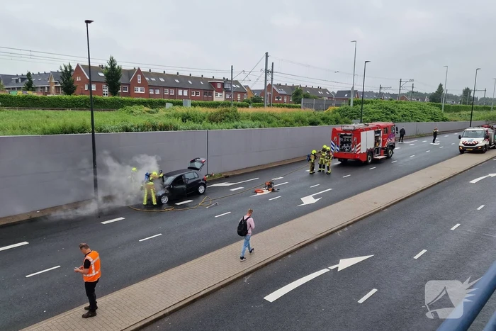 Auto vliegt in brand tijdens het rijden